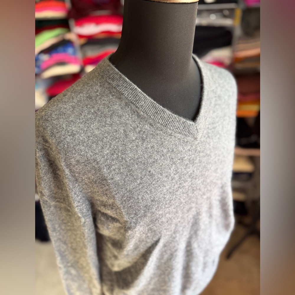 Qi Gray V-Neck Cashmere Sweater